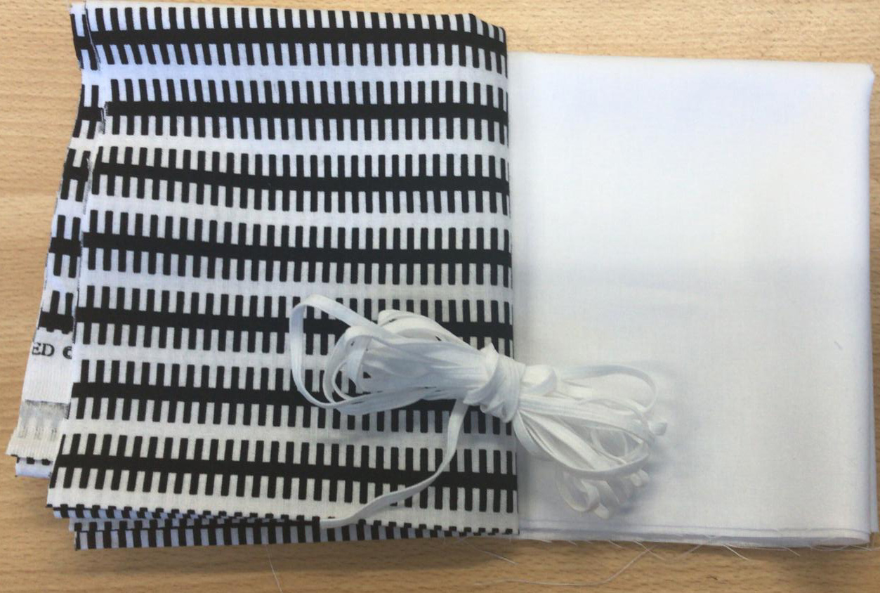 Pakketje met abstract zwart wit motief voor 6 mondmaskers