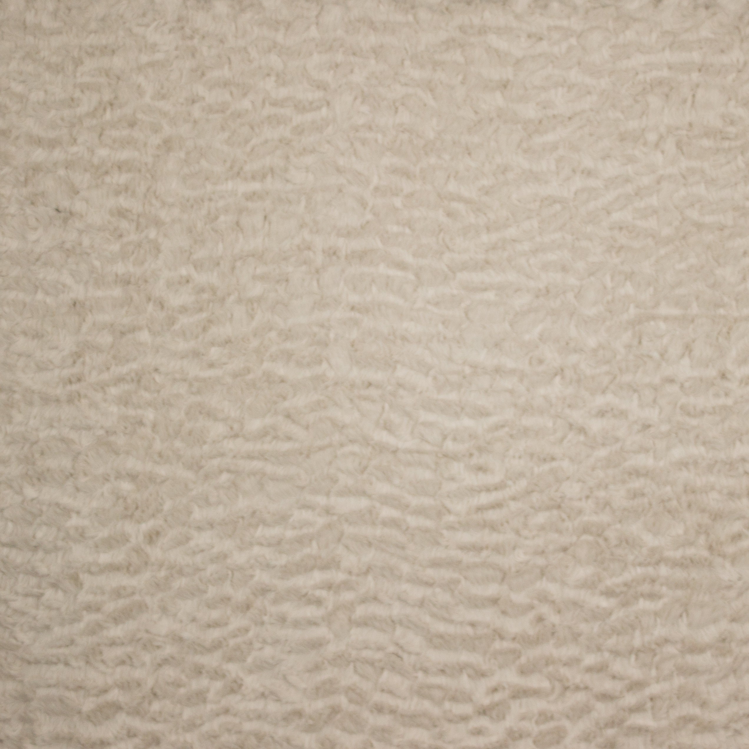 Beige imitatiepels met reliëf