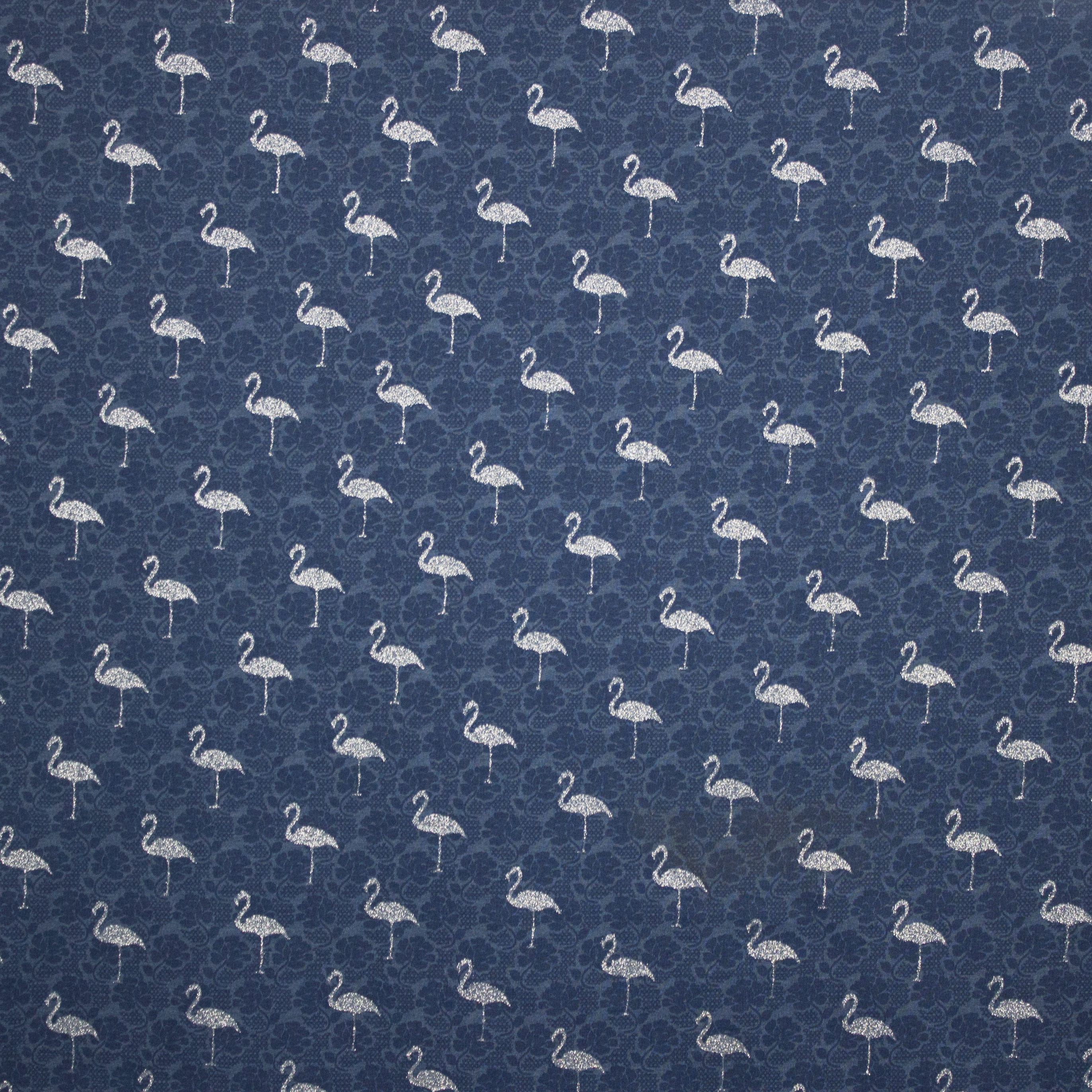 Sweaterstof in jeansblauw met flamingo in zilver