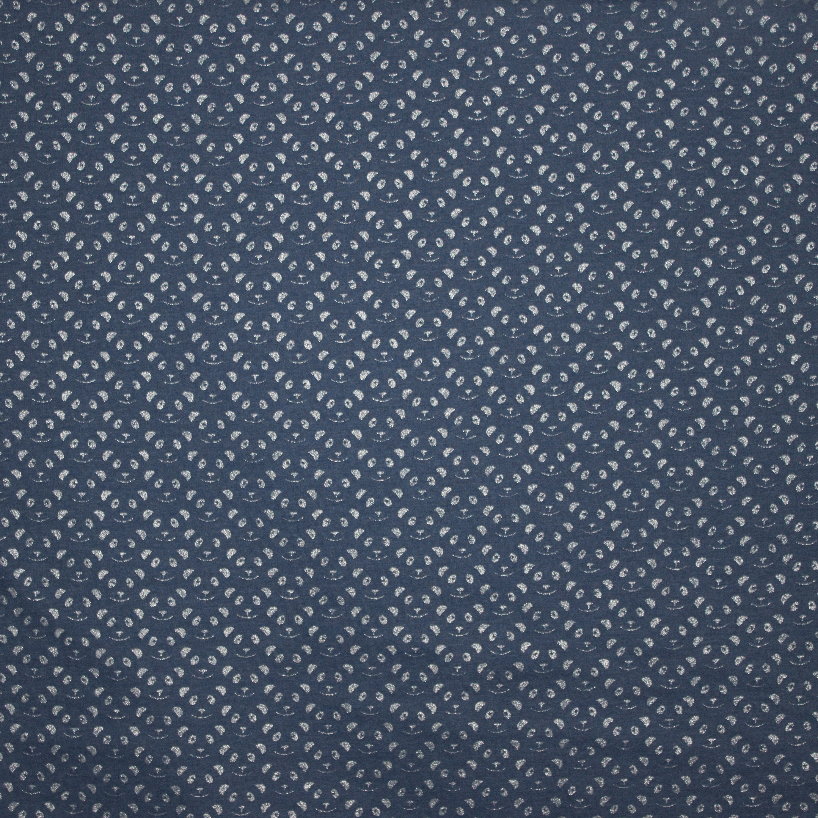 Sweaterstof in jeansblauw met pandabeertje in zilver