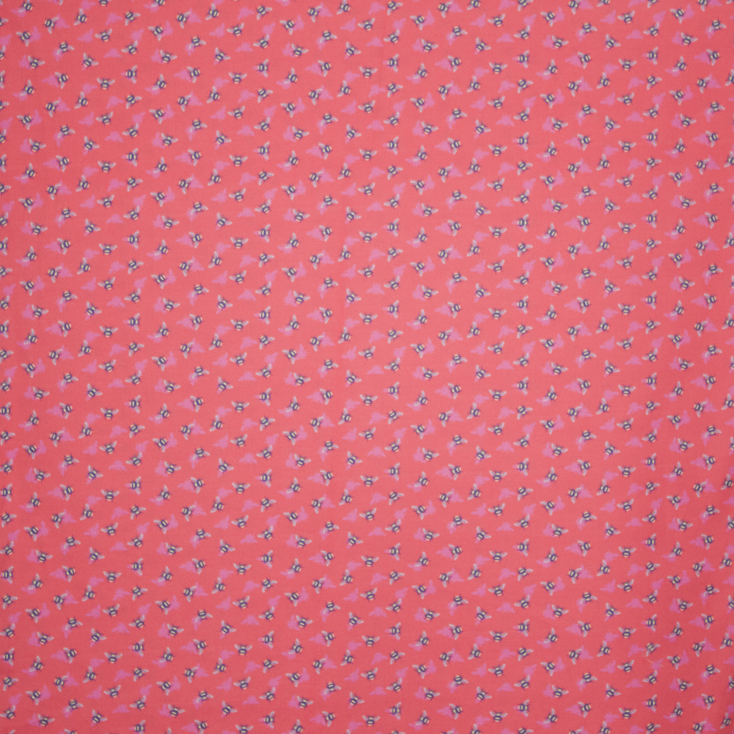 koraalroze viscose met bijtjesmotief