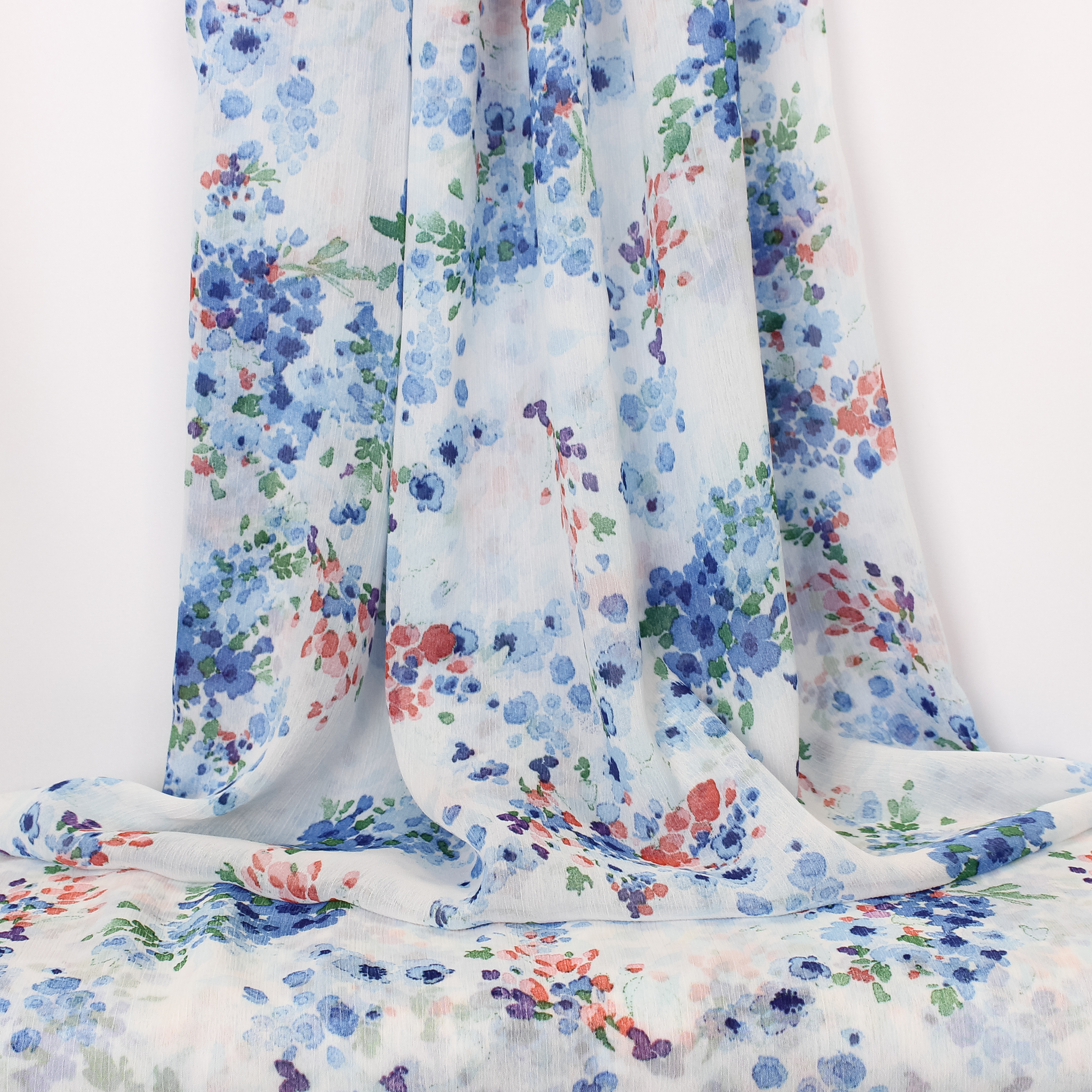 Voile polyester met blauwe en rode bloemen