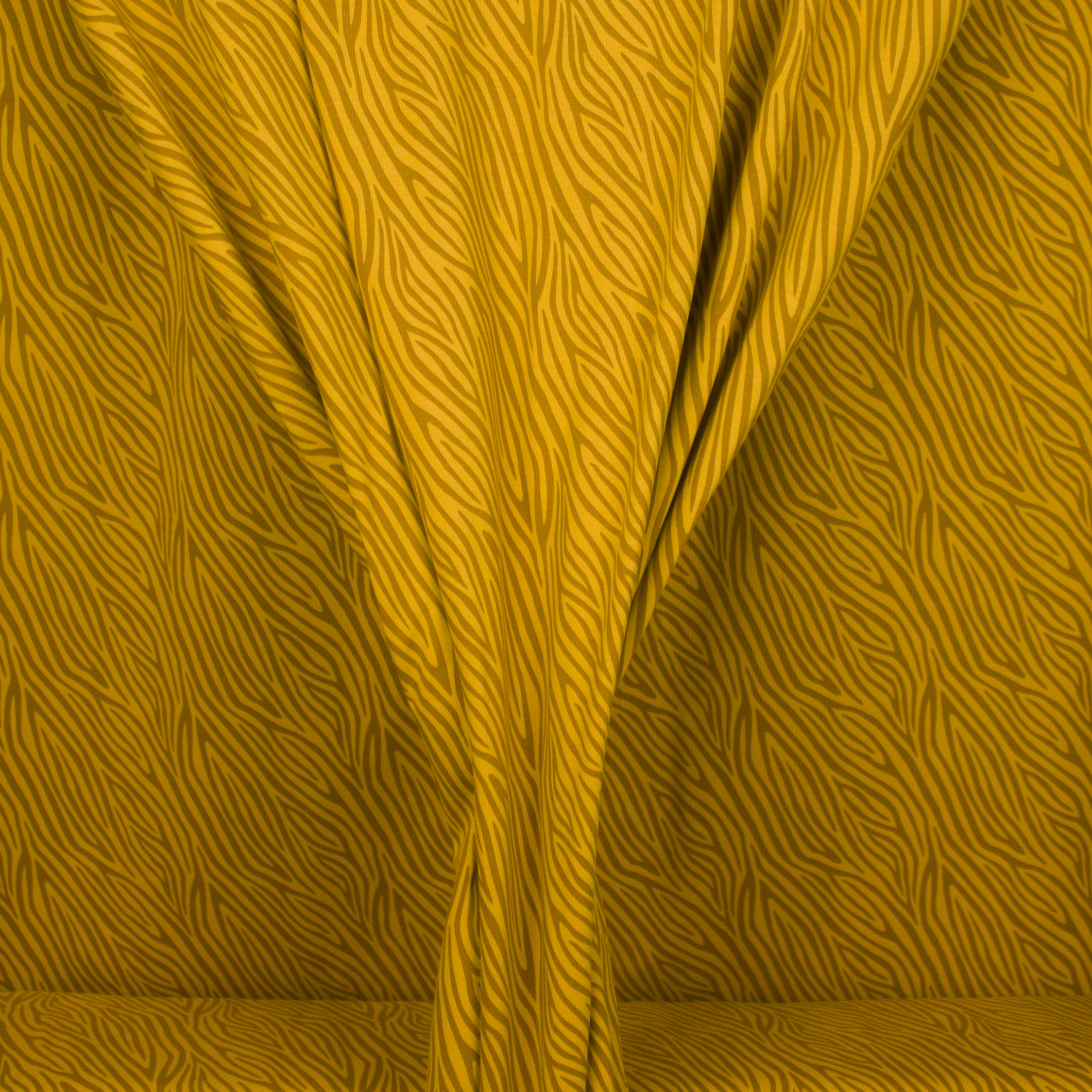 Okergele tricot met abstracte lijnen