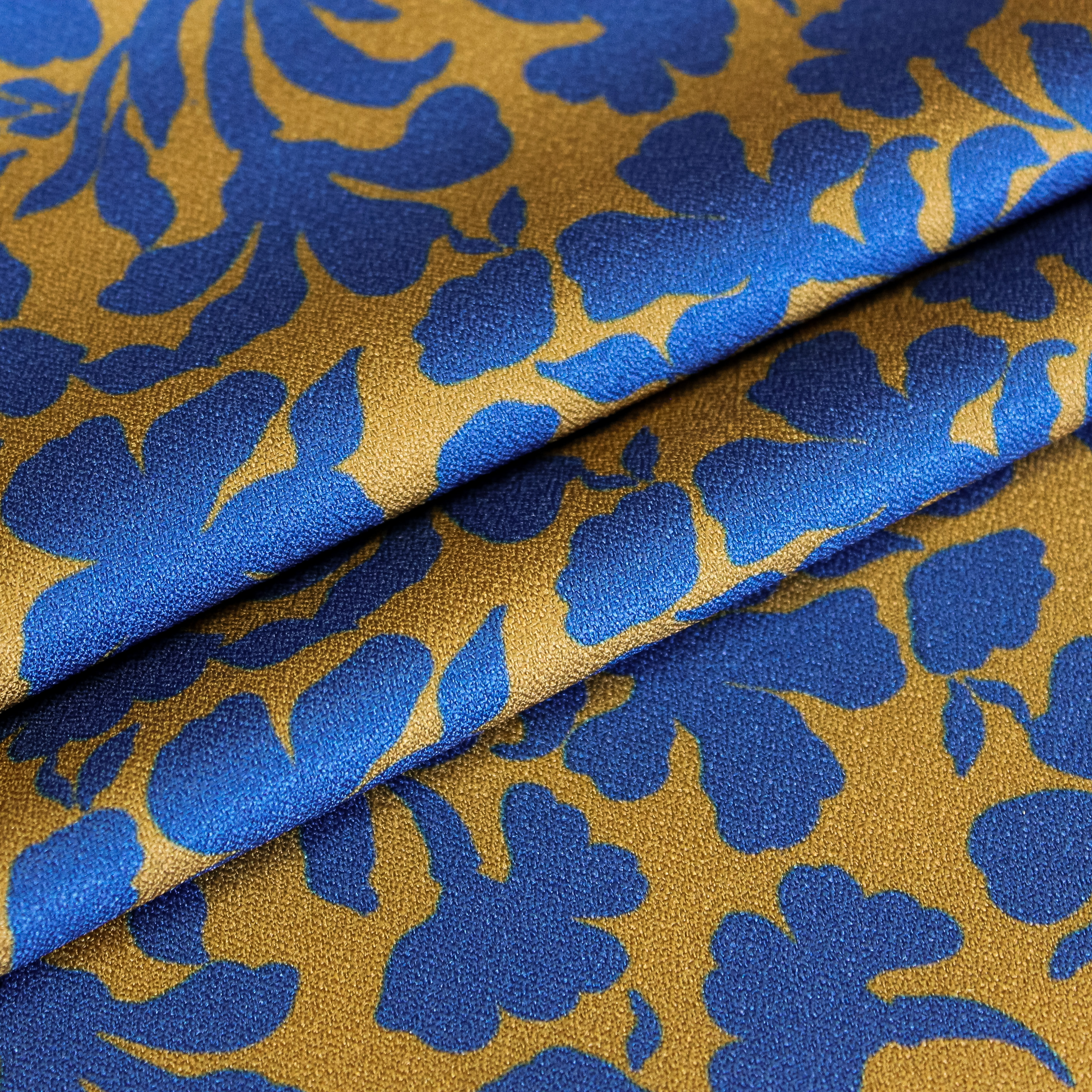 Polyester bruin met blauwe bladeren