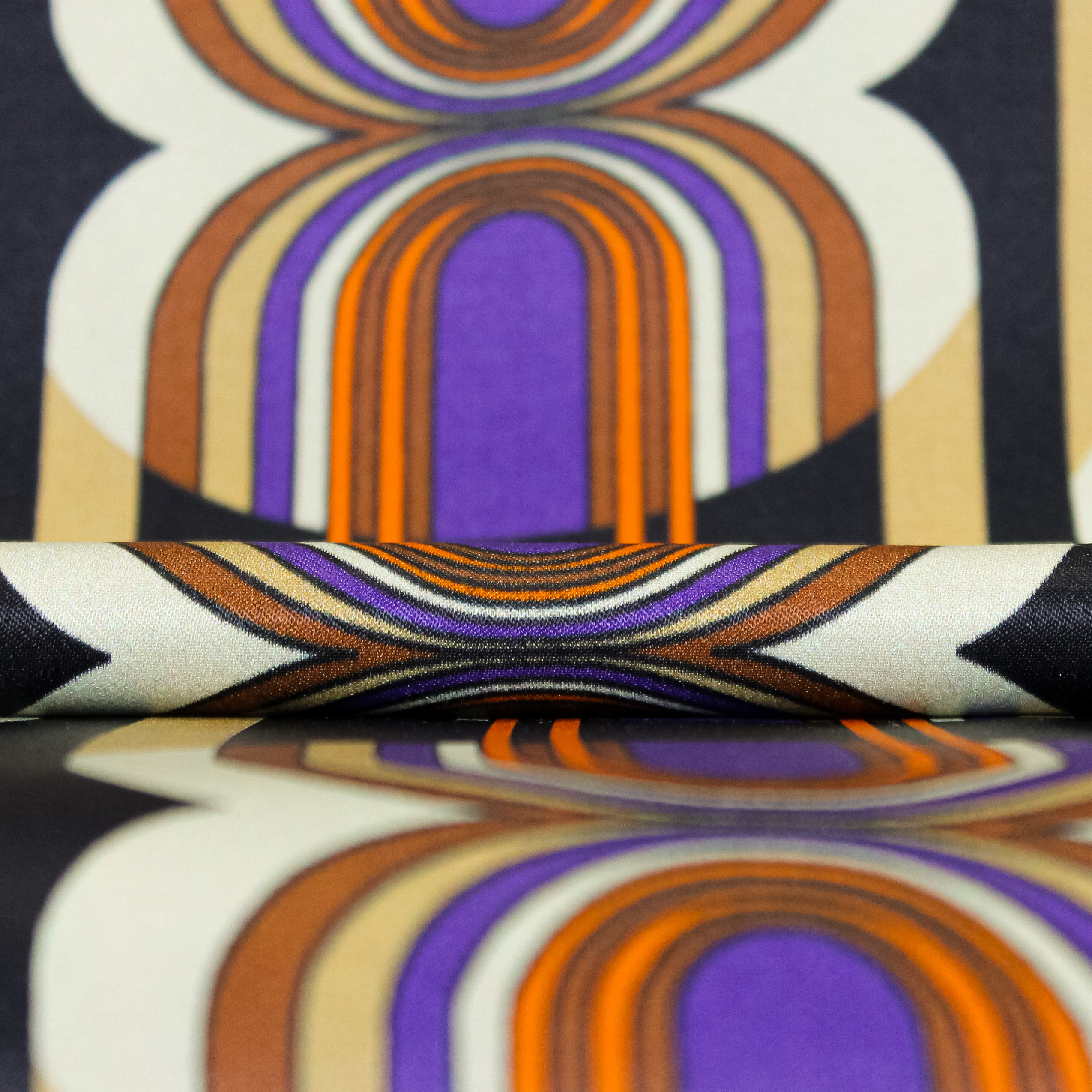 Viscose satijn zwart/bruin met retro motief