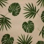 Lichtbruine canvas met groene bladeren
