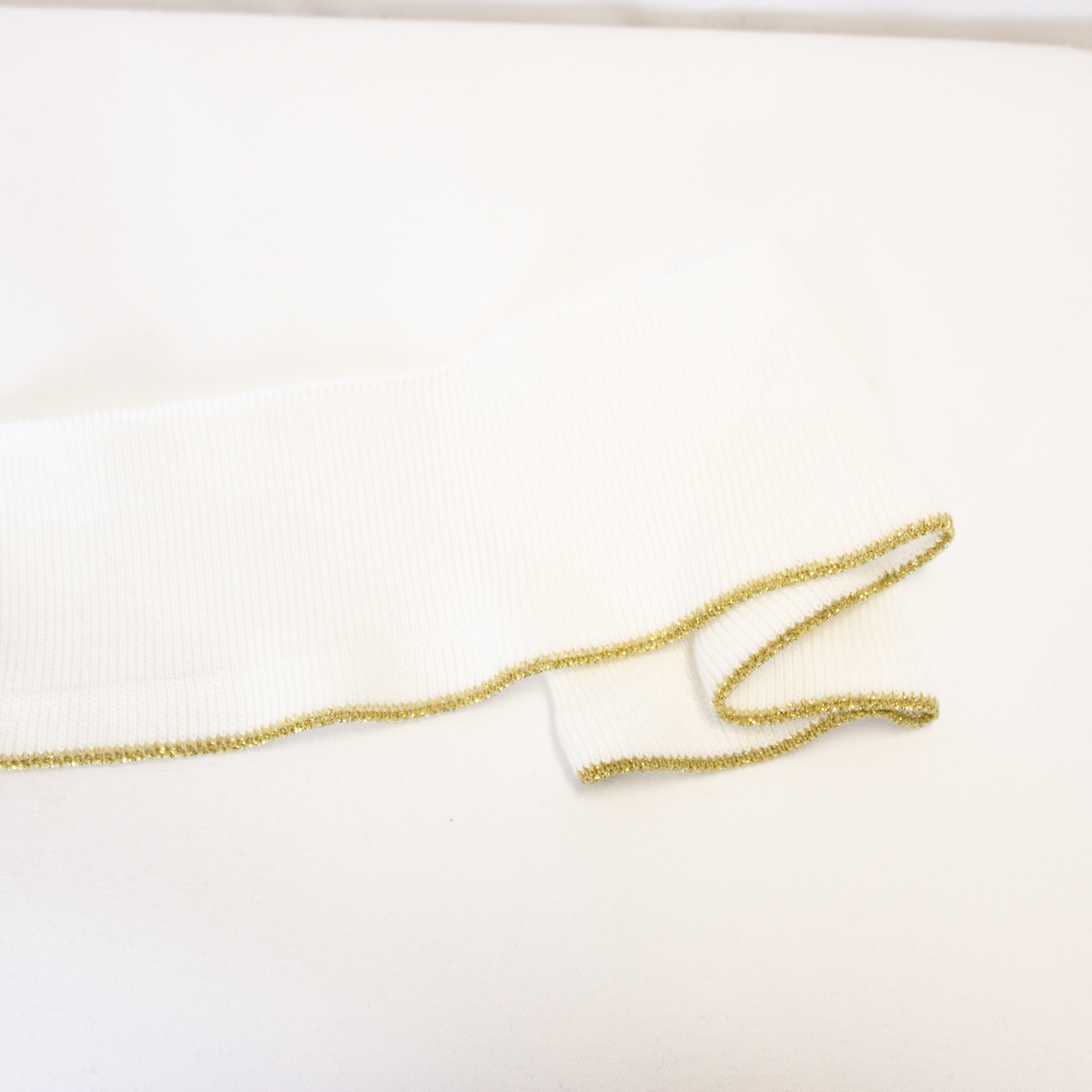 Witte cuff (boordstof) met gouden rand van Poppy