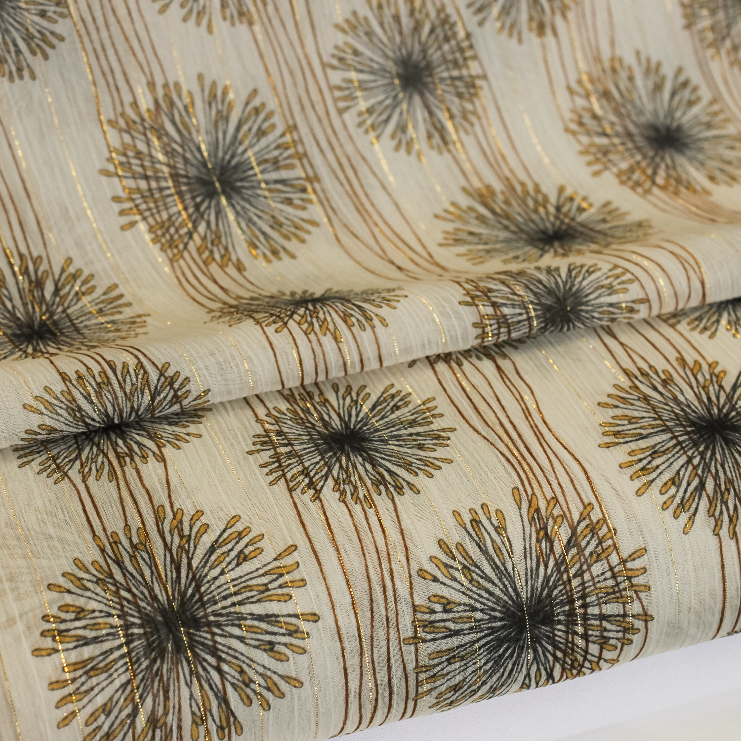 Voile taupe met bloemen en gouden lurex - Knipmode