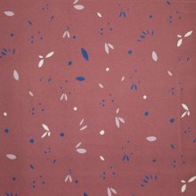 Roze ecovero viscose met blauw en witte spatten en blaadjes van Mind The Maker