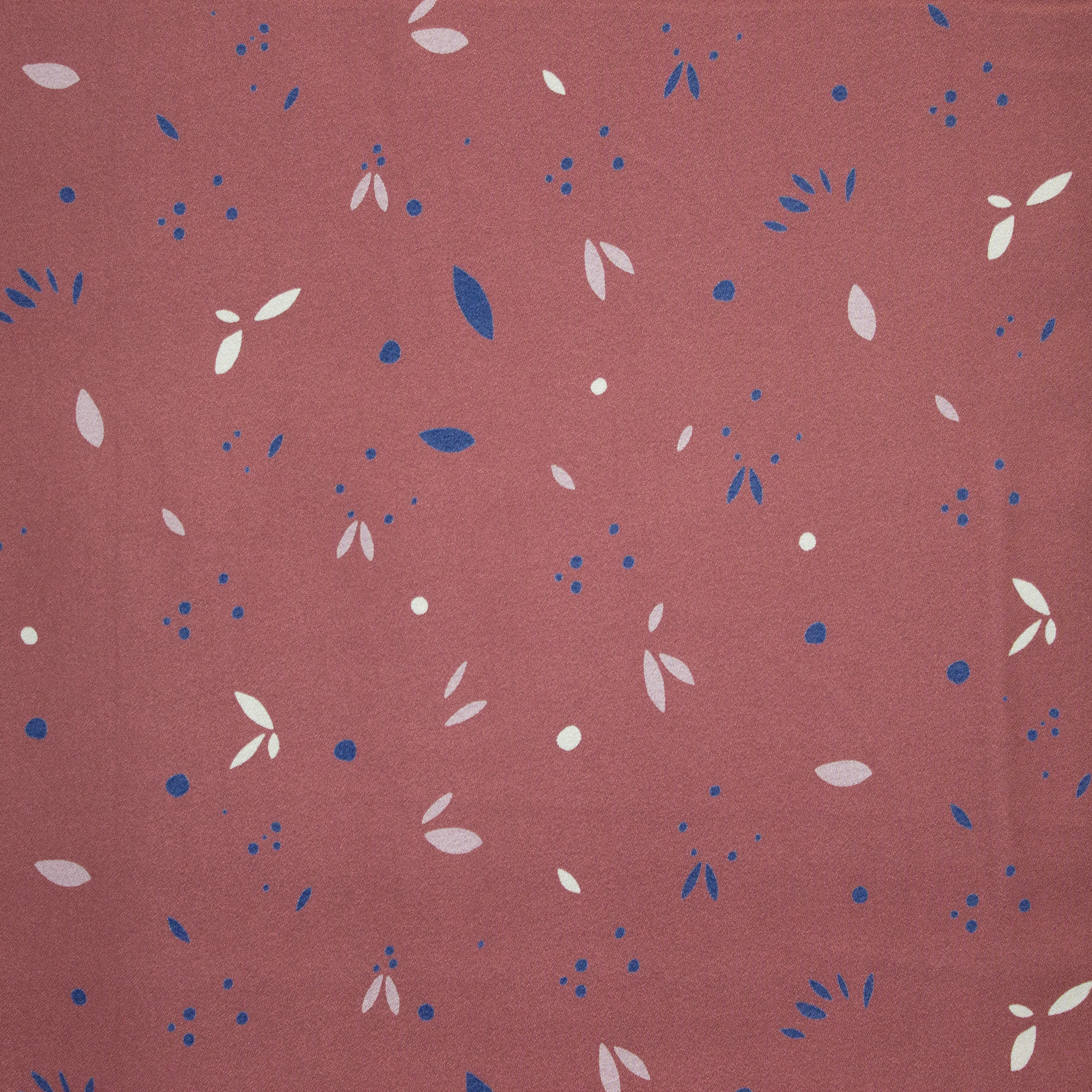 Roze ecovero viscose met blauw en witte spatten en blaadjes van Mind The Maker