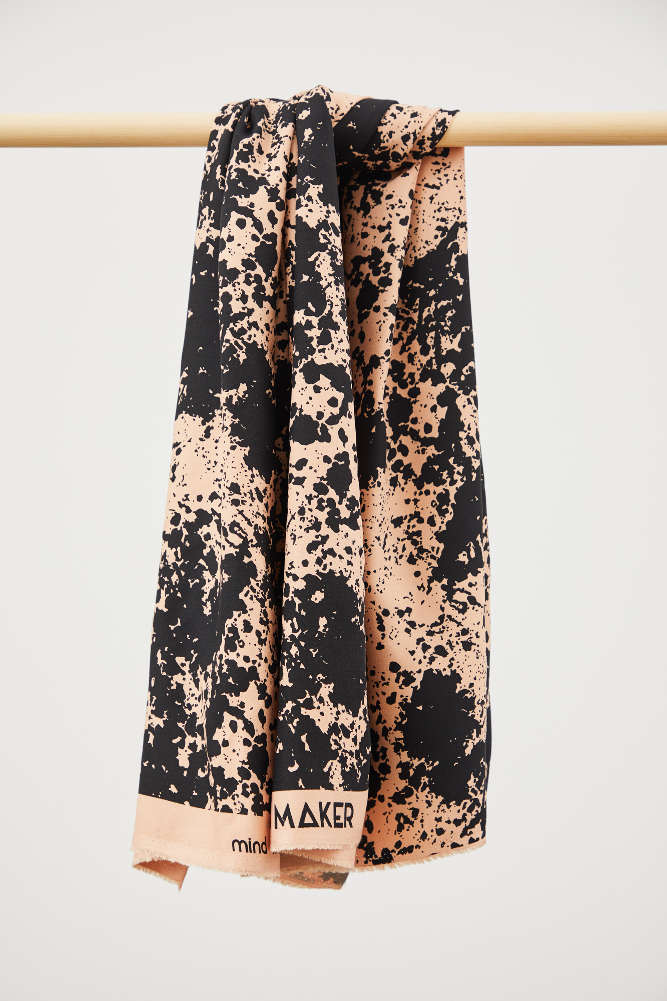 Roze ecovero viscose 'Shadow Splash Rose' met spatten van Mind The Maker