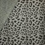 Grijze gemêleerde sweaterstof met luipaardvlekken, achterkant grijs pelsje
