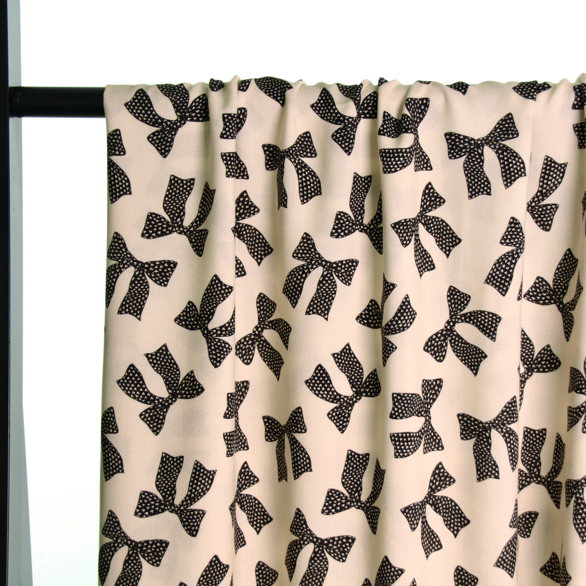 Beige viscose met zwarte strikken van Atelier Jupe