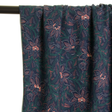 Blauwe Viscose met Groene Blaadjes en Zachtroze Bloemen van Atelier Jupe