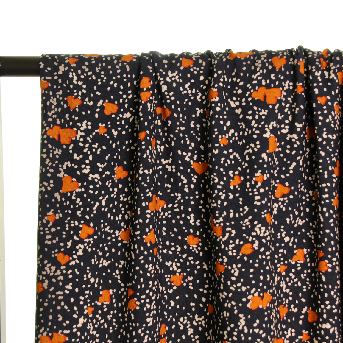 Viscose met kleine hartjes (zwart, wit en oranje) van Atelier Jupe