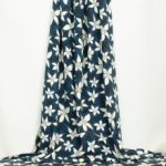 Blauwe  tricot met bloemen en takjes in wit en zwart