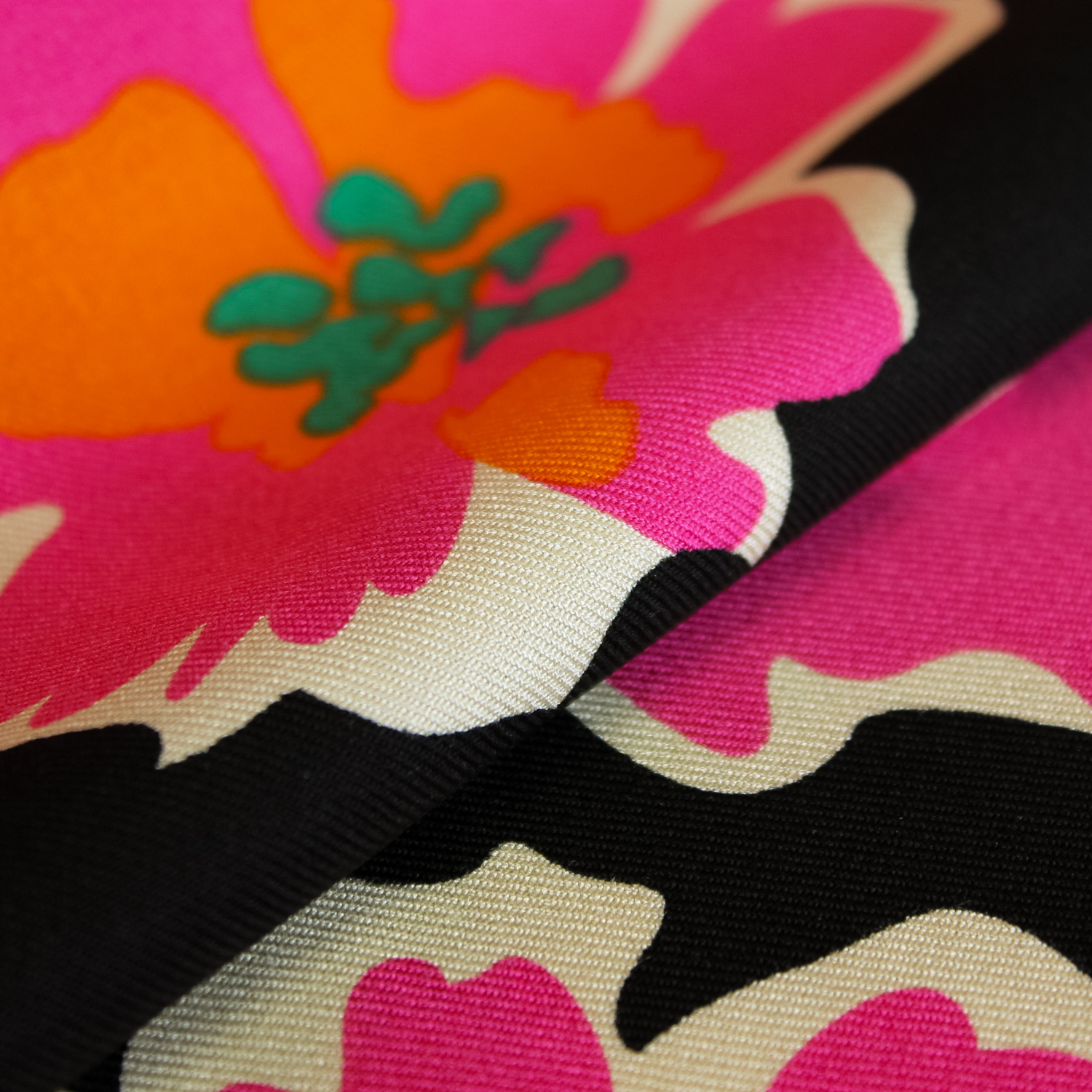 Viscose zwart met grote bloemen
