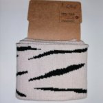 Beige cuff (boordstof) met zwarte onregelmatige strepen
