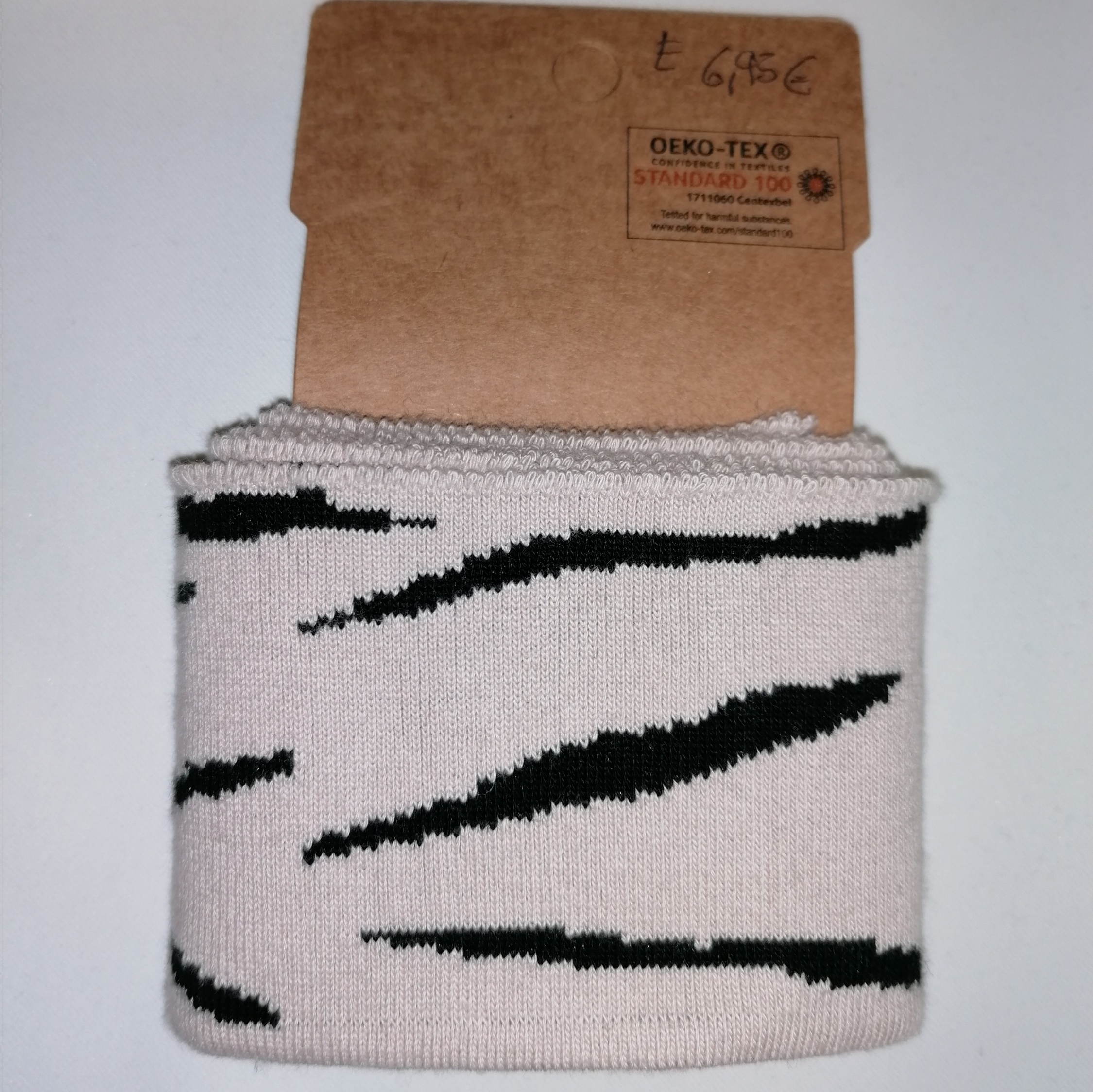 Beige cuff (boordstof) met zwarte onregelmatige strepen