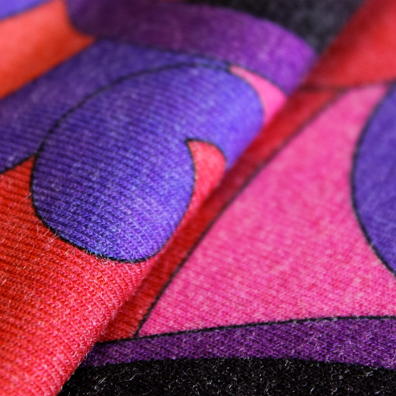 Viscose tricot zwart met kleurrijk motief