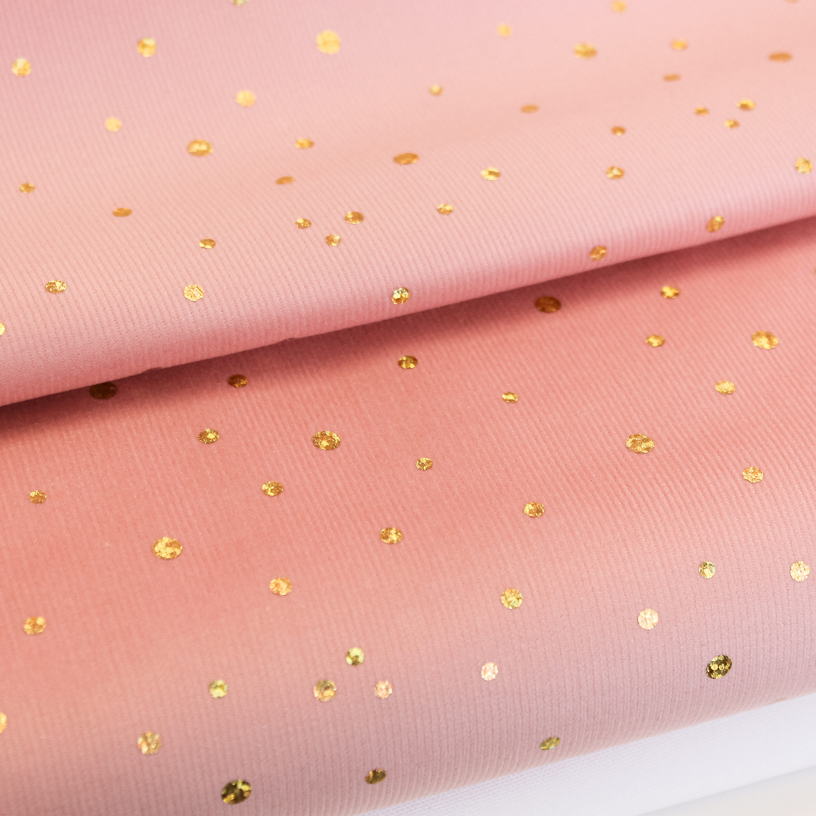Roze ribfluweel met gouden stippen