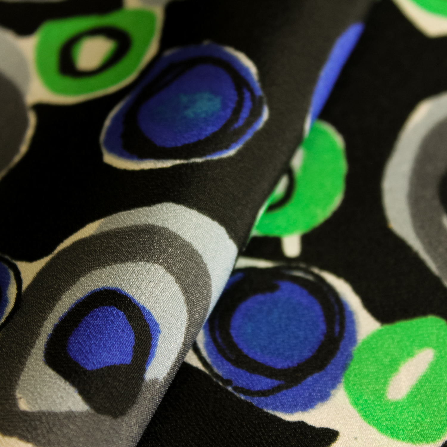 Polyester zwart met gekleurde cirkels