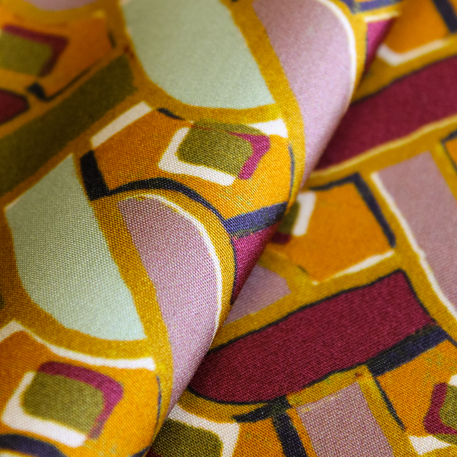 Viscose bruin met kleurrijk motief - Burda