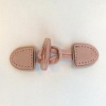 Houtje touwtje sluiting -  suède - lichtroze - 9,5 x 2,5 cm