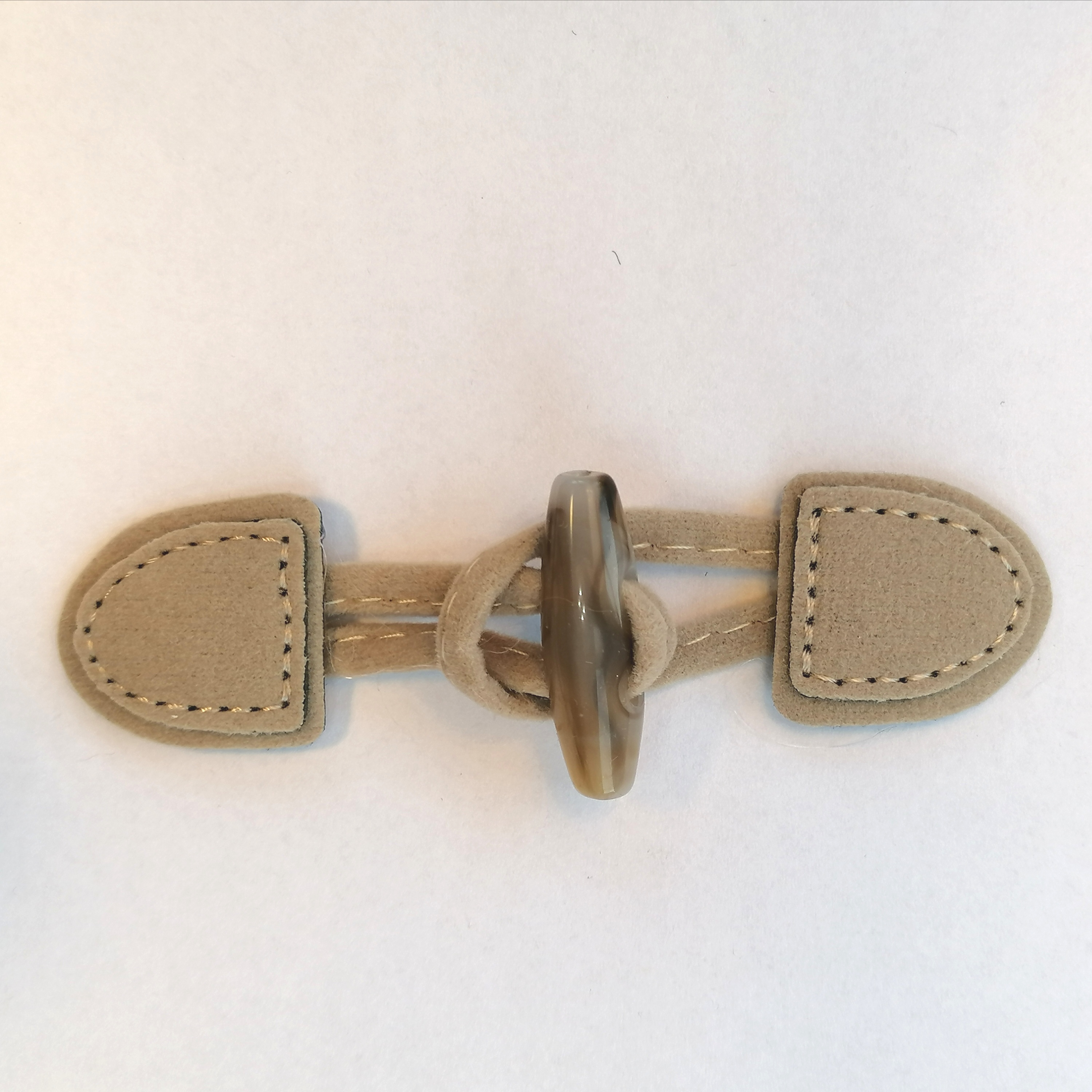 Houtje touwtje sluiting -  suède - beige - 9,5 x 2,5 cm