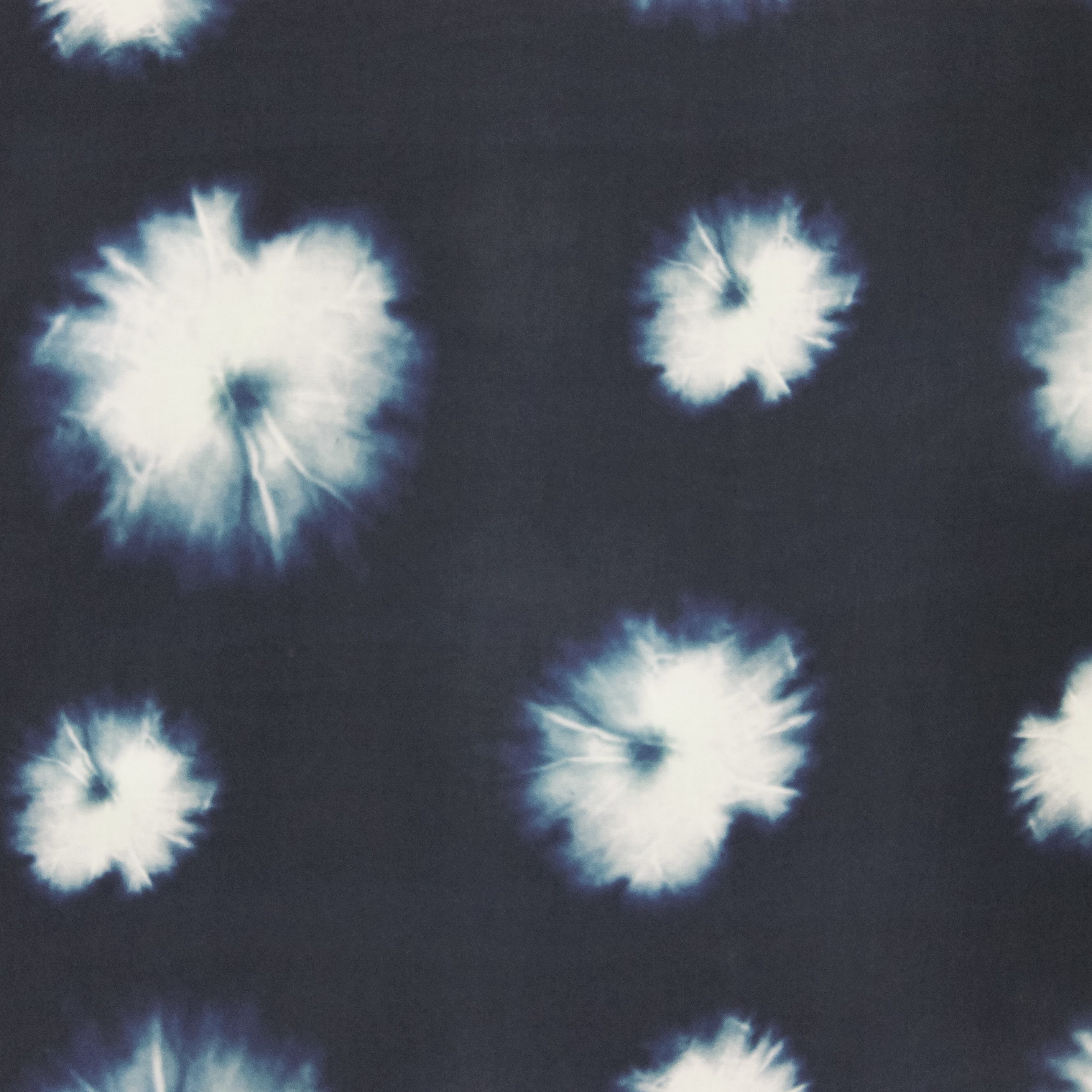 Blauwe viscose met witte batik vlekken
