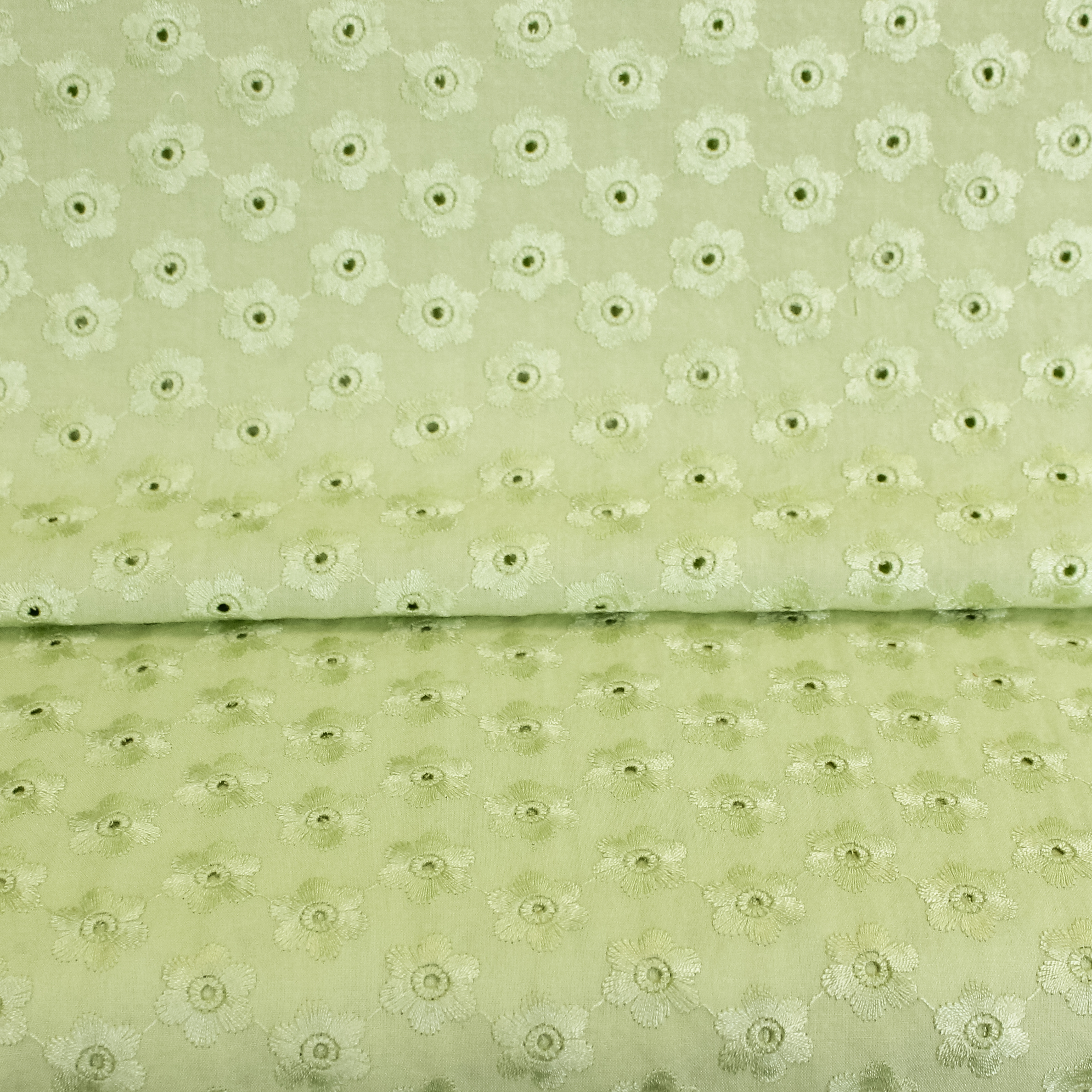 Groene viscose bloemetjes broderie