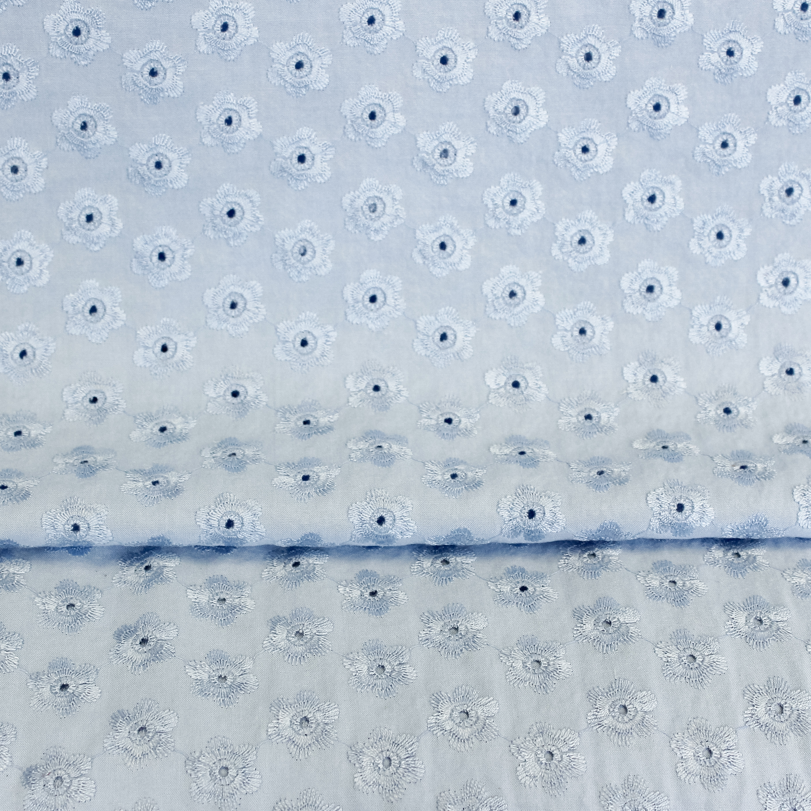 Blauwe viscose bloemetjes broderie