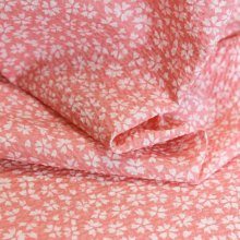 Roze katoen seersucker met bloemen