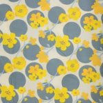 Witte Katoen met Blauwe Bollen en Gele Bloemen