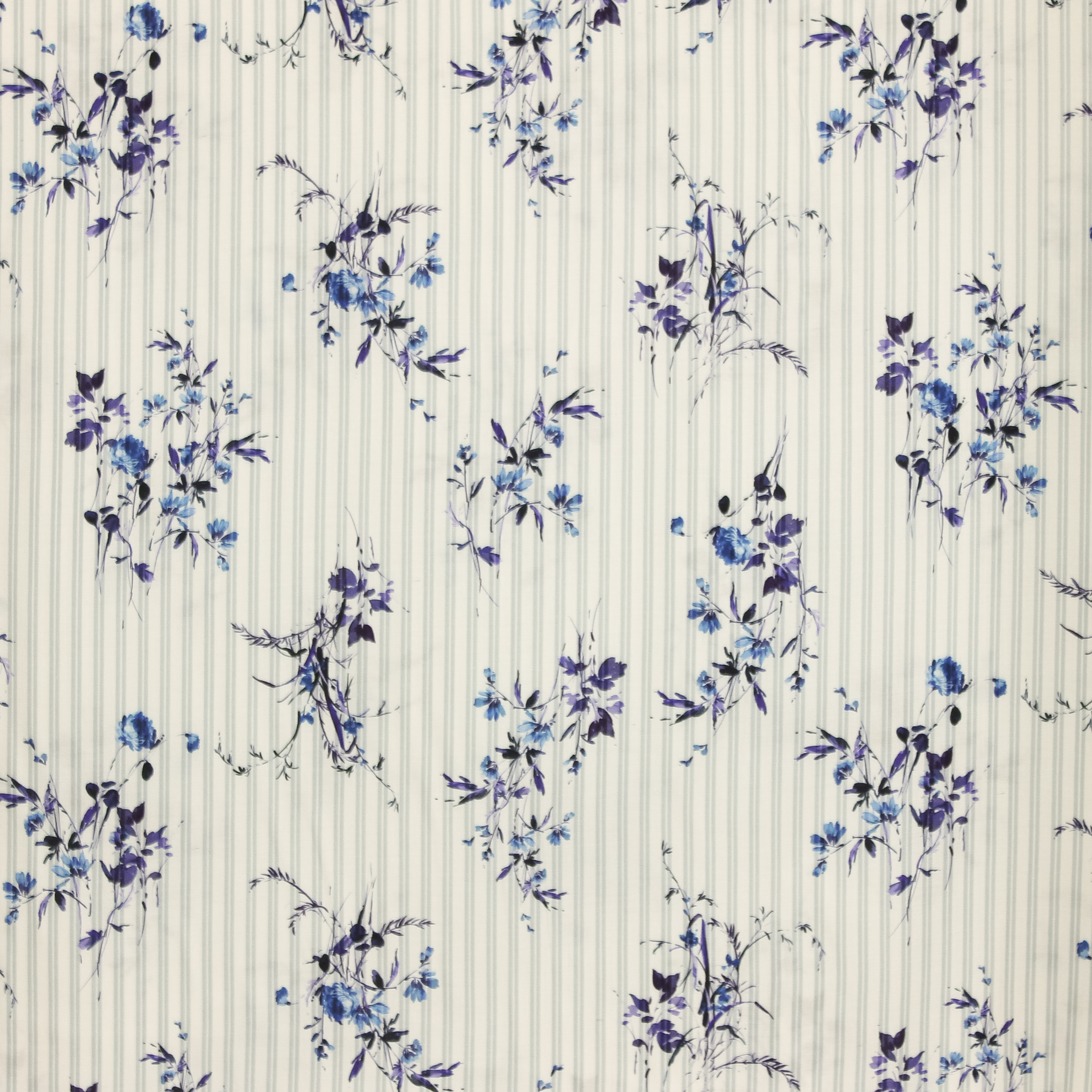 Witte viscose met strepen en blauwe bloemetjes Burda collectie lente-zomer 2022