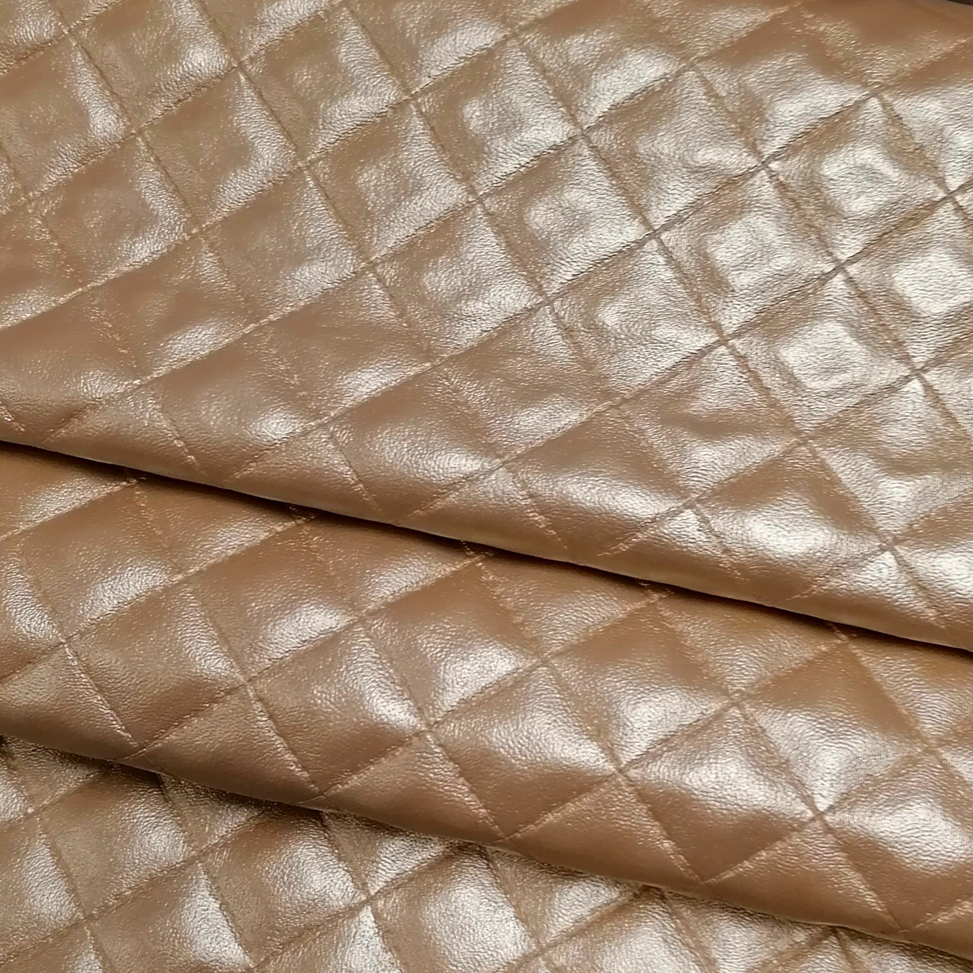 Goud imitatieleer (PU leer) met doorgestikte look en gewatteerde achterzijde