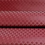 Bordeaux imitatieleer (PU leer) met diamant motief met stoffen achterzijde