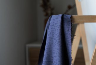 Donkerblauwe licht rekbare tencel jacquard - 'blueberry' van Meet Milk
