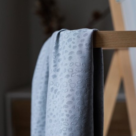 Lichtblauwe licht rekbare tencel jacquard 'sky' van Meet Milk