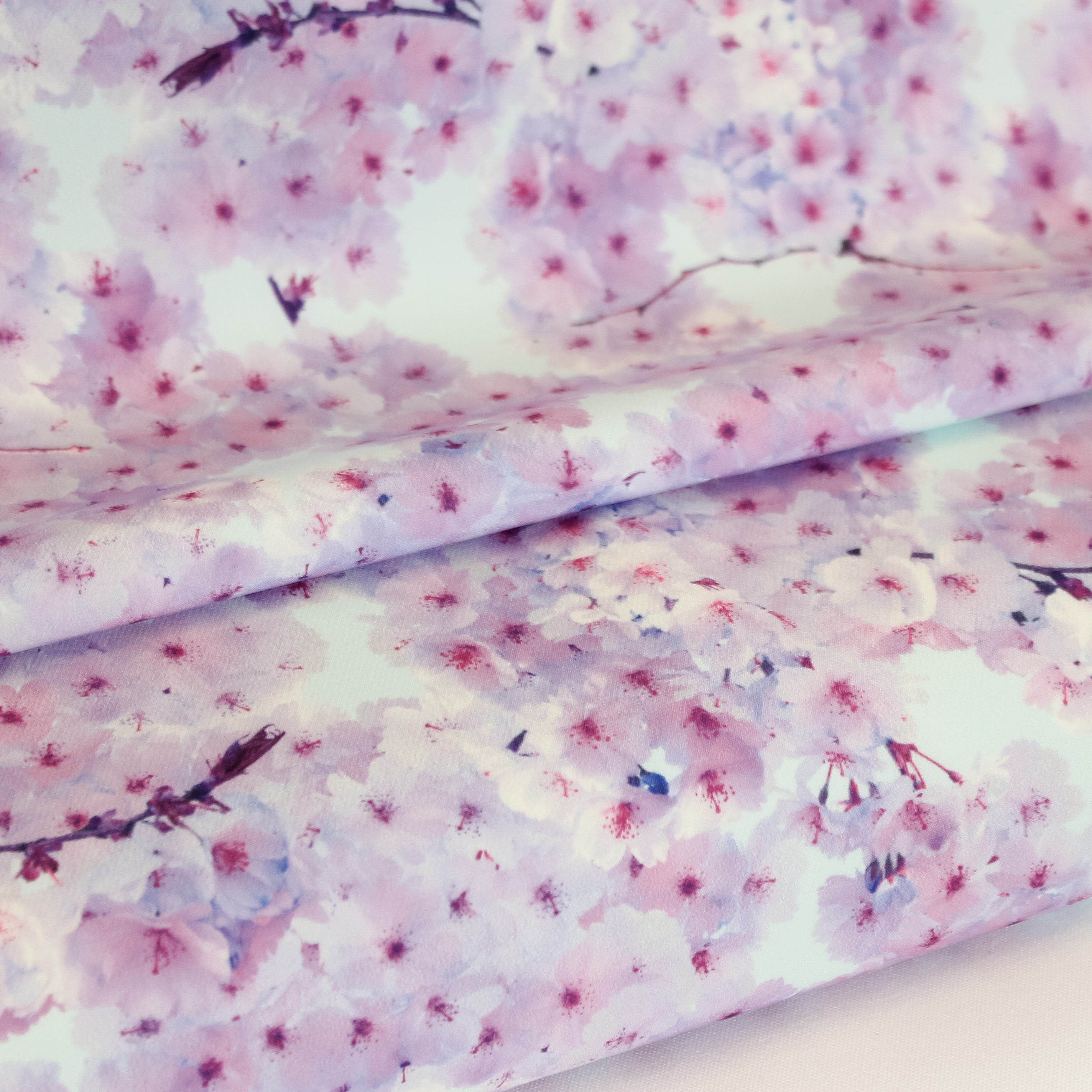 Polyester stretch met lila bloesems
