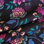 Viscose donkerblauw met paarse bloemen