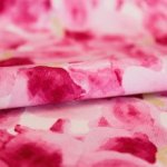 Rekbare polyester wit met roze bloemen