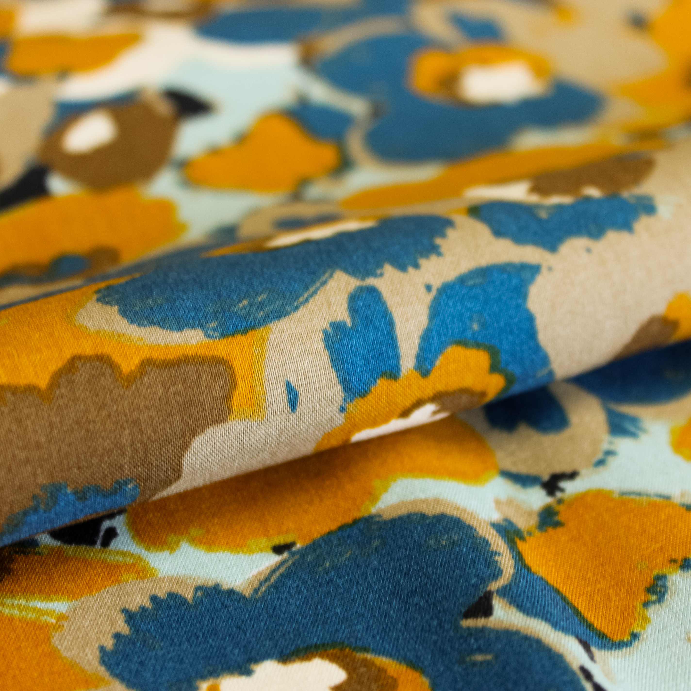 Viscose  met blauw/bruine abstracte bloemen