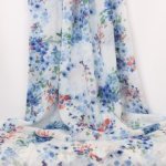 Voile polyester met blauwe en rode bloemen