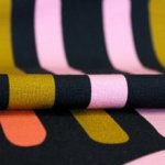 French terry zwart met gekleurde lijnen