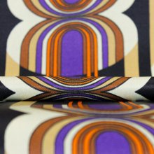 Viscose satijn zwart/bruin met retro motief