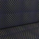 Polyester tricot met blauw en bruin patroon van kleine bolletjes