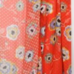 Voile rood met bloemen print en geborduurde stippen
