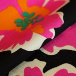 Viscose zwart met grote bloemen