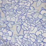 Jacquard broderie doorschijnend met witte en blauwe bloemen afgewerkt met lurexdraad